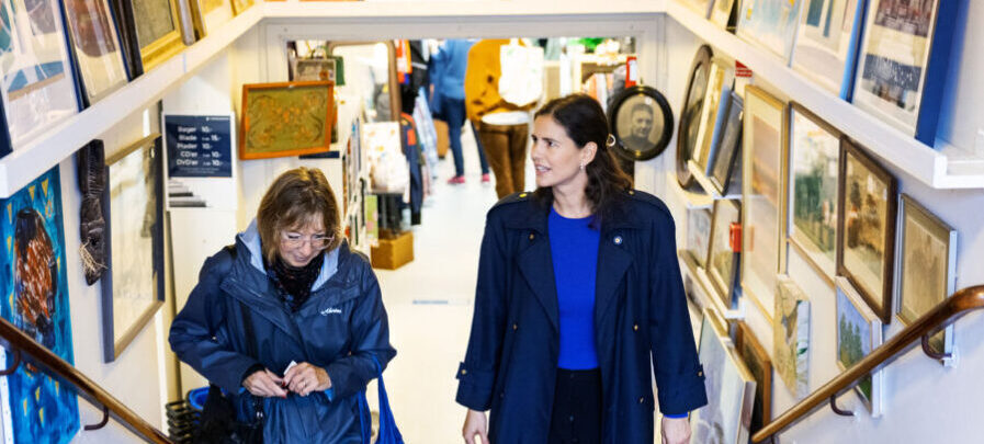 Genbrugsbutik i kælderen med ting til bolig, herretøj og retrofund