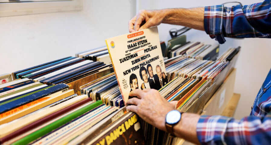 Genbrugsbutik i kælderen med ting til bolig, herretøj og retrofund