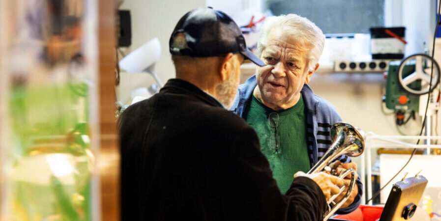 Genbrugsbutik i kælderen med ting til bolig, herretøj og retrofund